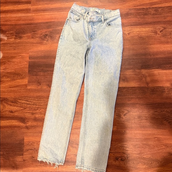 Abercrombie & Fitch Curve Love Ultra High Rise 90s Straight Jean - Light Wash - Picture 2 of 5